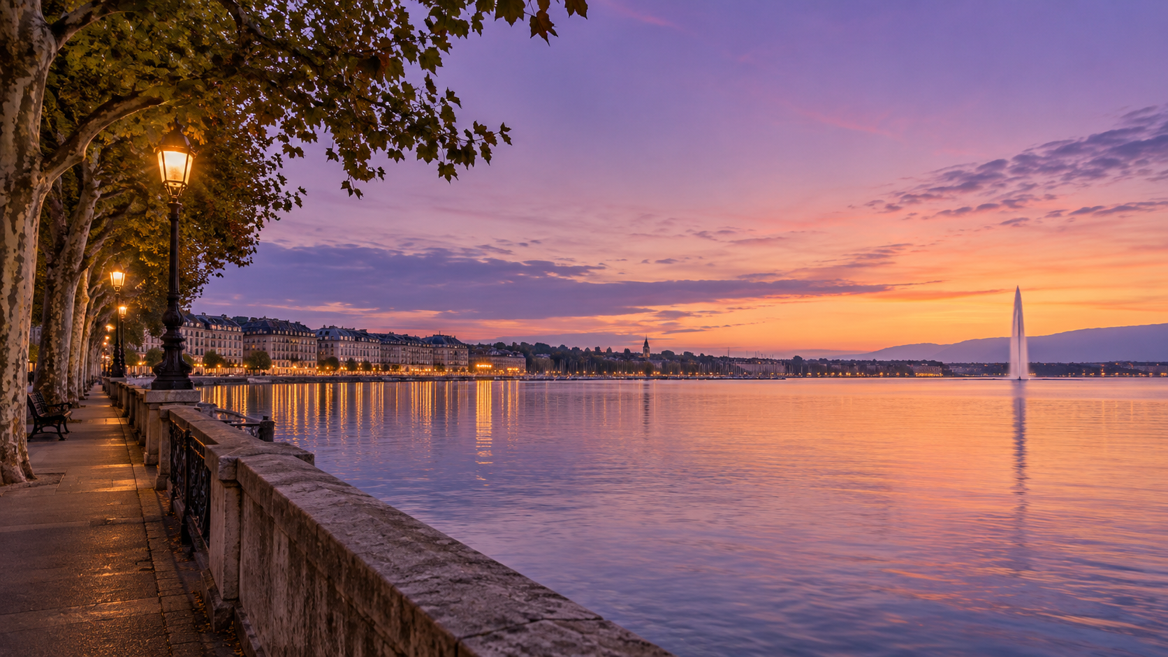 Les quais de Genève au crépuscule, entre reflets violets et orangés.